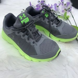 under armor woman shoes size 6 color gray neon.